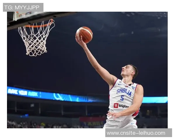 约维奇半场表现亮眼6投3中罚球全中贡献10分外加3篮板2助攻1盖帽