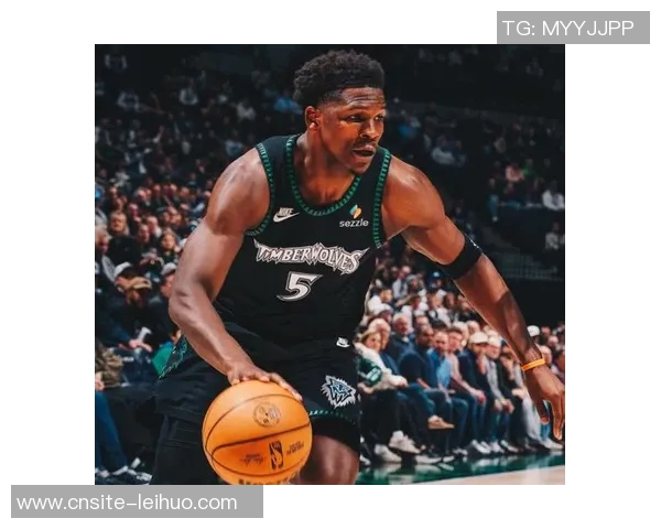 爱德华兹上半场表现惊艳9投7中三分4中5高效砍下23分4助零失误